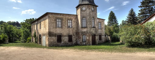 Altes, verfallenes Gebäude mit Turm in Sachsen.